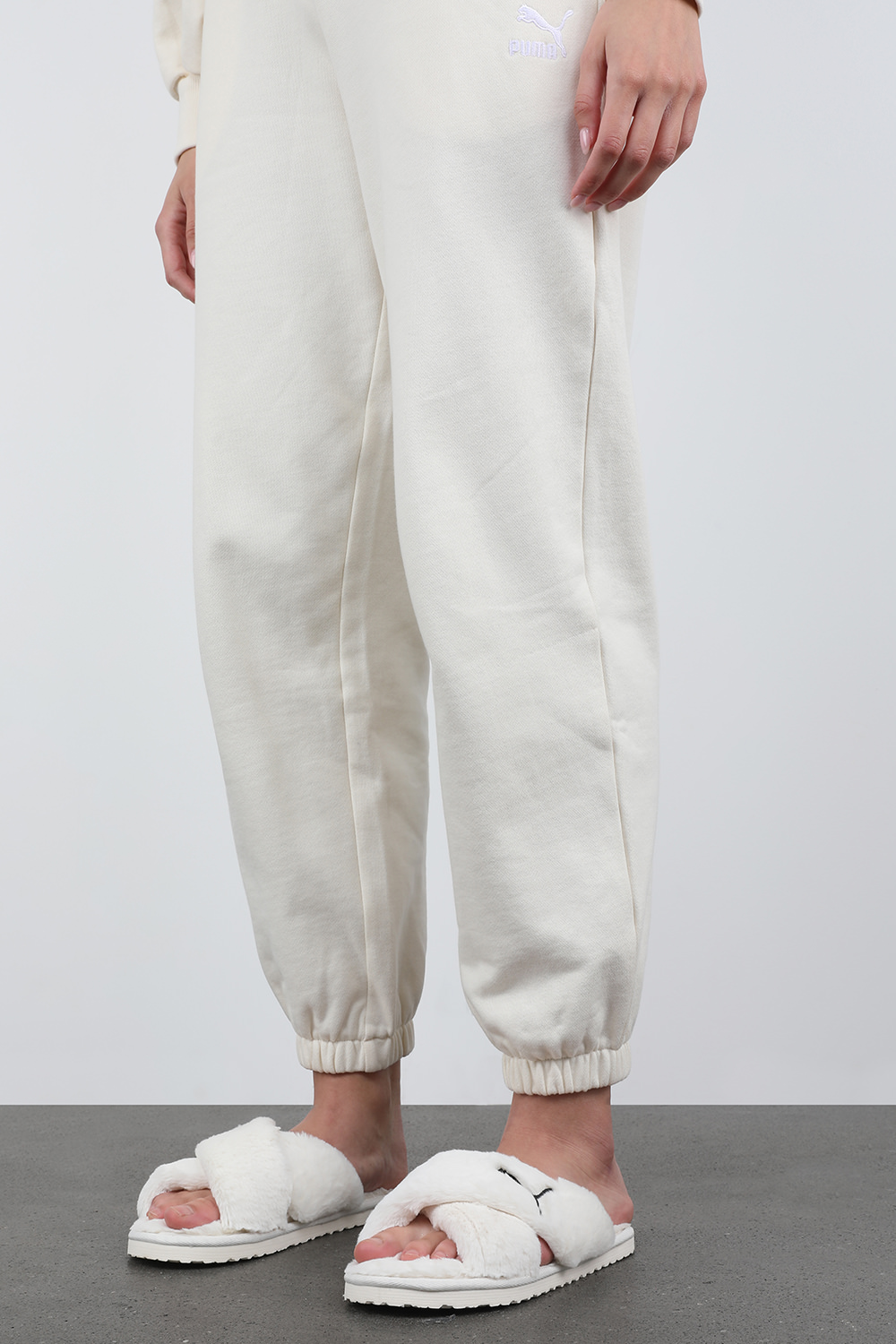 תמונת כל הלוק של כפכפים דמוי פרווה עם רצועות מצטלבות בגוון לבן